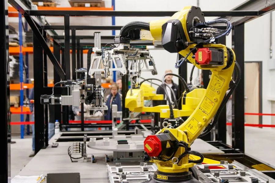 Automated robotic arm packaging line
